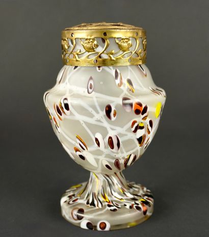 PIQUE FLEURS 17. En verre de forme pansue...