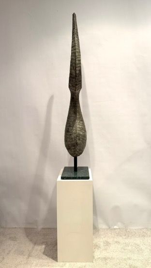 Sculpture soclée sur un pied en marbre. Forme...