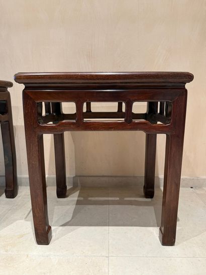 Chine. 2 tables bout de canapé en bois dur
Dimensions...