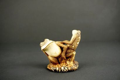 NETSUKE. Corne. Japon, 1900. 
Grenouilles...