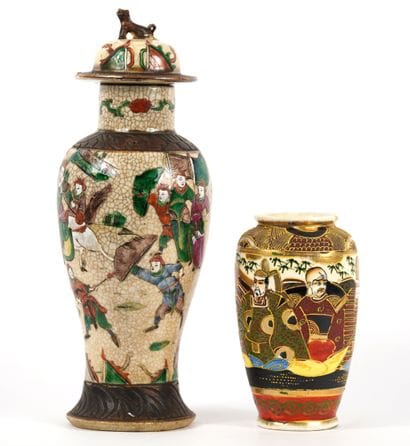 Chine. Lot de 2 Vases. 1 couvert + 1 japon....