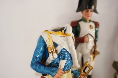 Porcelaine vers 1900. Ensemble de 8 soldats...