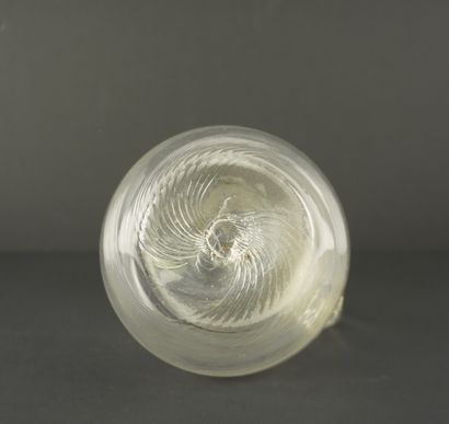 Deux pichets à eau en cristal et verre taillé.
Un...