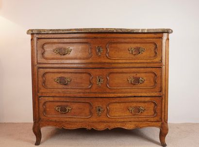 Commode 18e en chêne avec dessus en marbre....