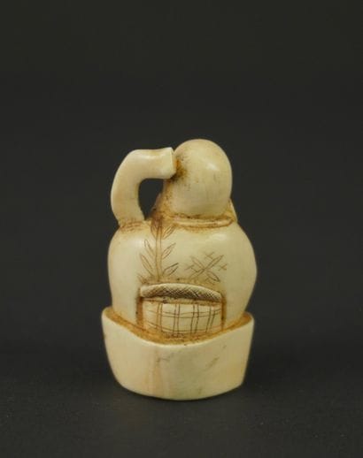 NETSUKE. Ivoire. Japon, 1900.
Ce personnage...
