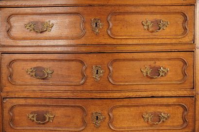 Commode 18e en chêne avec dessus en marbre....