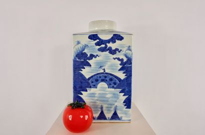 Chine. Importante boîte à thé en bleu blanc...