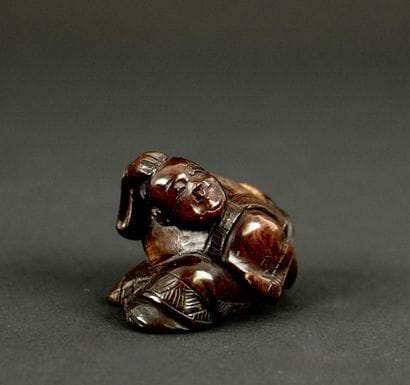 NETSUKE. Bois précieux. Japon, 1900. 
Personnage...