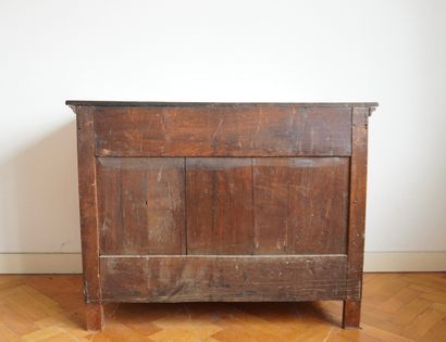 Commode Louis XVI en noyer massif incrusté...
