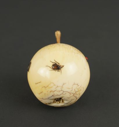 Japon période Meiji. Pomme en ivoire décorée...
