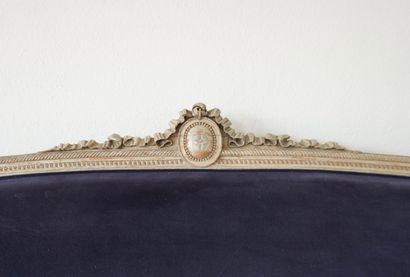 Grand canapé de style Louis XVI en bois rechampi...