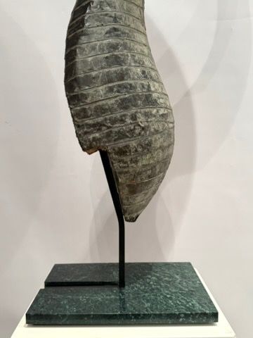 Sculpture soclée sur un pied en marbre. Forme...