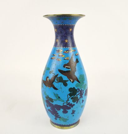 20th century (middle). Cloisonné vase.
Flowers,...