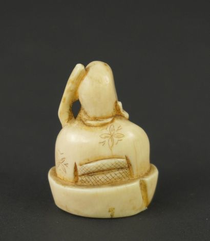 NETSUKE. Ivoire. Japon, 1900.
Ce personnage...