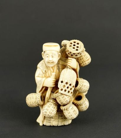 OKIMONO. Ivoire. Japon, fin de lère Meiji.
Colporteur...