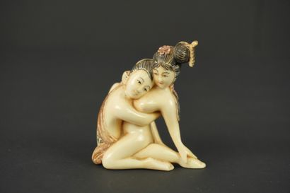 NETSUKE. Ivoire. Japon, 1900.
Couple dans...