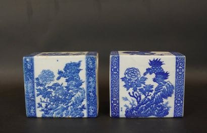 China Blue White. 2 bowls D 14cm (chip-crack)...
