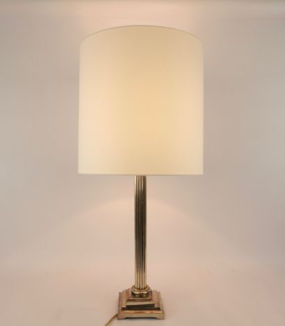 Grand pied de lampe en métal argenté.
Cannelures.
Hauteur...