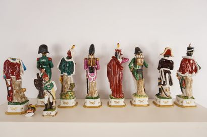 Porcelaine vers 1900. Ensemble de 8 soldats...
