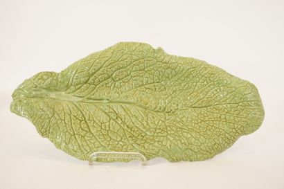 Faïence. Plat en barbotine. En forme de feuille...
