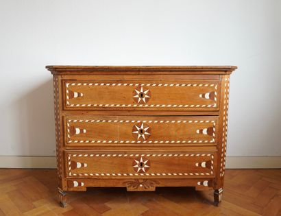 Commode Louis XVI en noyer massif incrusté...