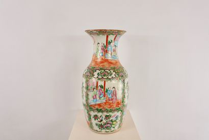 Chine. Grand vase Famille Rose. Période Daoguang,...