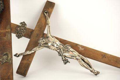 Deux crucifix en métal argenté. Epoque: XIXe
Dimension...