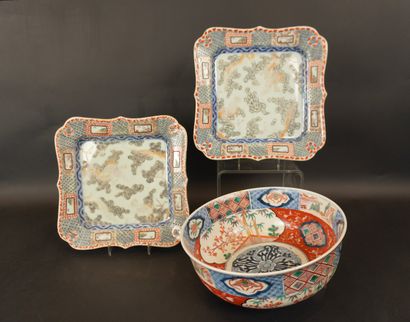 China circa 1880. Two multi-lobed dishes....