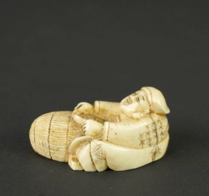 NETSUKE. Ivoire. Japon, 1900 
Ce personnage...