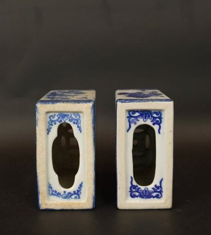 China Blue White. 2 bowls D 14cm (chip-crack)...