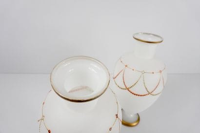 Paire de vases en opaline blanche décorée...