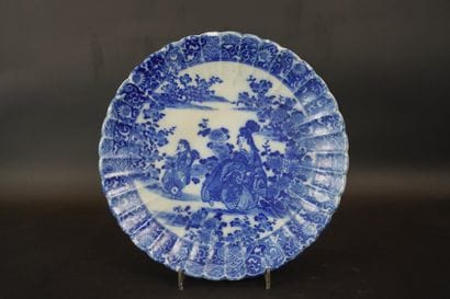 China Blue White. 2 bowls D 14cm (chip-crack)...