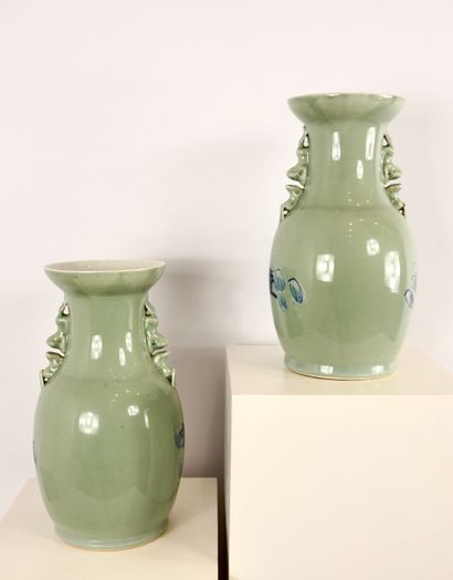 Chine. Paire de vases en porcelaine. Fin...