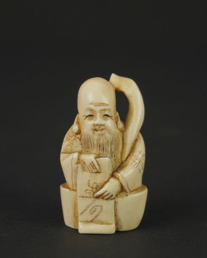 NETSUKE. Ivoire. Japon, 1900.
Ce personnage...