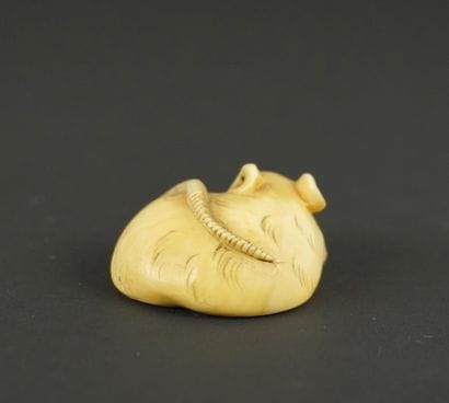 NETSUKE. Ivoire. Japon, 1900
Rat au yeux...