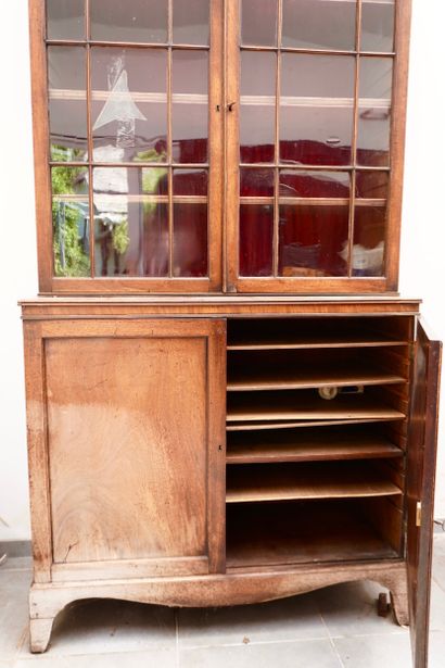 England.19th century. Mahogany display case.
Discoloration,...