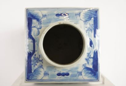 Chine. Importante boîte à thé en bleu blanc...
