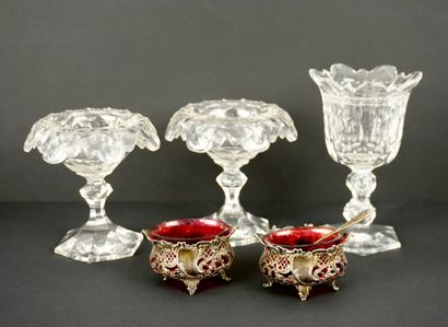 Cristal taillé. Paire de salerons et moutardiers....
