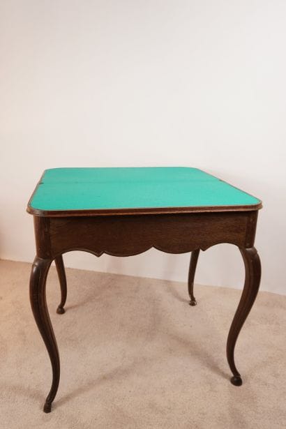 Liège. Table à jeu en chêne. Pied biche Louis...