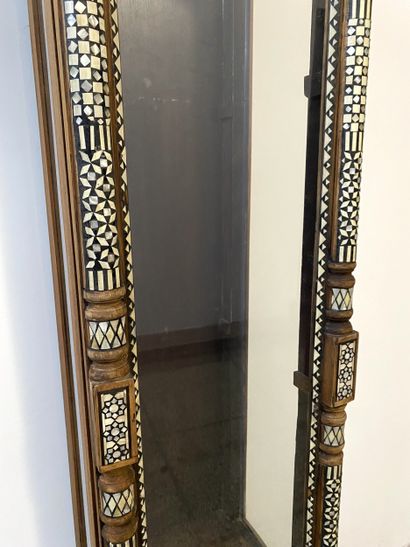 Vitrine Syrienne avec des incrustations en...