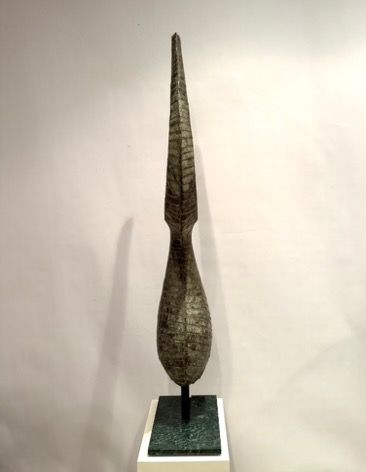 Sculpture soclée sur un pied en marbre. Forme...