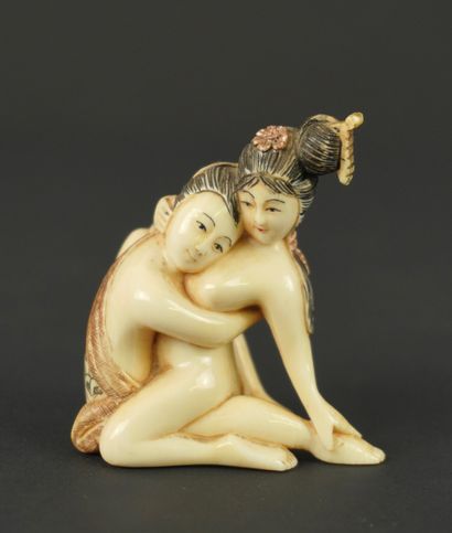 NETSUKE. Ivoire. Japon, 1900.
Couple dans...