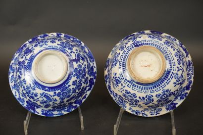 China Blue White. 2 bowls D 14cm (chip-crack)...