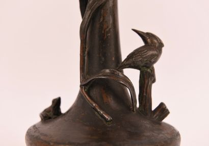 Japon. Paire de petits vases en étain patiné,...