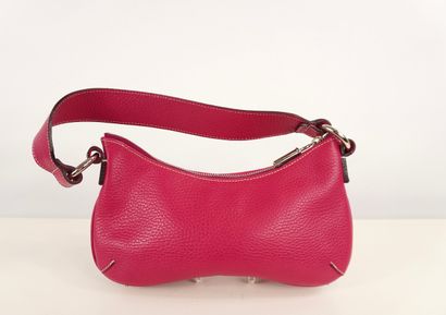 BURBERRY. Petit sac à main de couleur fushia...