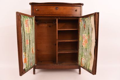 Petite armoire de poupée vitrée en acajou,...