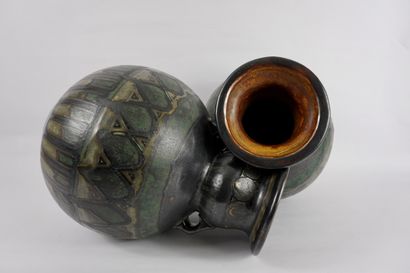 Odetta Quimper HB, Circa 1930. Paire de vases...