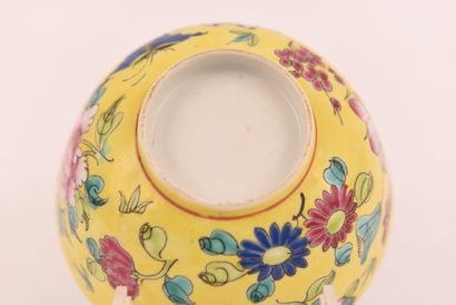 Chine. Famille jaune. Bol en porcelaine vers...
