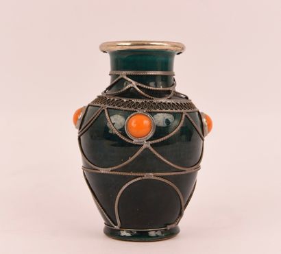 Vase en céramique émaillée verte avec quatre...