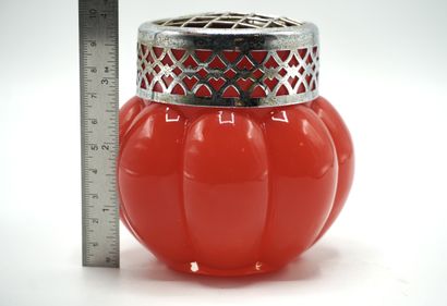 PIQUE FLEURS en verre rouge. Petit.